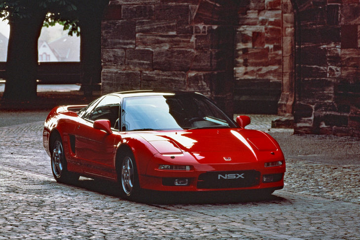 1990年に登場したミドシップスポーツカー「NSX」。量産モデルとして初めてアルミモノコックボディーが採用された。