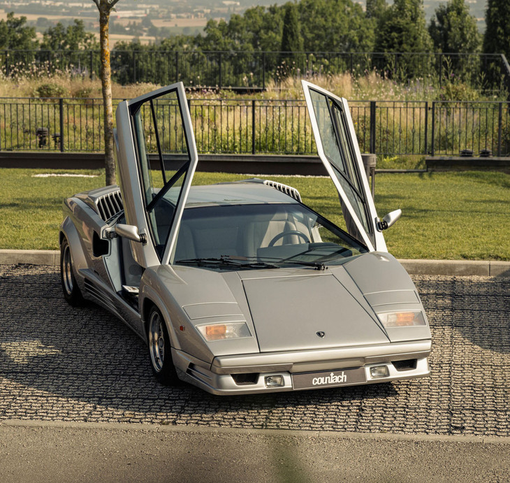 完成車テストに連れ出した「カウンタック25thアニバーサリー」は、車齢35年を迎えたばかりの個体だった。運航前そして試乗中と、念入りな状態チェックが良好なコンディション維持の決め手となる。