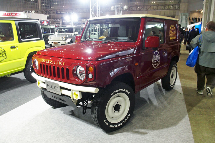 クラシックカーをオマージュしたカスタマイズも昨今のトレンドのひとつだ。写真は往年の「LJ20／SJ10」型をモチーフにしたフロントマスクやホイールが特徴の、現行型「スズキ・ジムニー」。