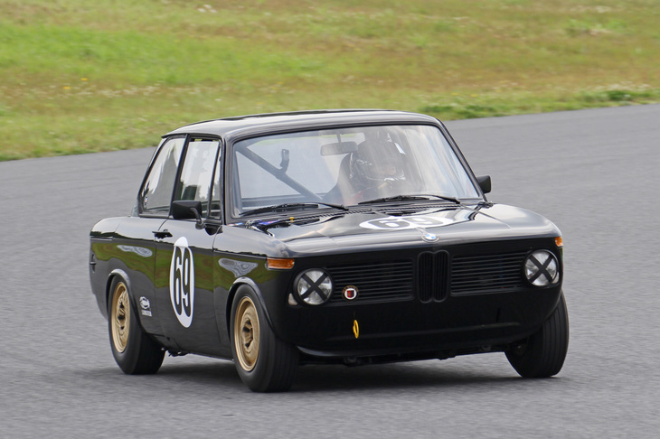 横山 剣さんのドライブで順調にラップを重ねる「BMW 2002」。本来はクーゲルフィッシャー製メカニカルインジェクションを備えた「2002 tii」だったそうだが、φ45ウェーバーキャブ×2に換装されていた。