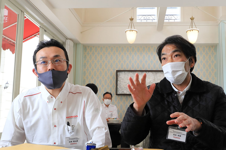 「ホンダセンシングエリート」の将来について語る荒木さん（右）と、石坂さん（左）。今後は機能の進化に加え、他車種への水平展開やインターフェイスの改善についても取り組むとのことだった。