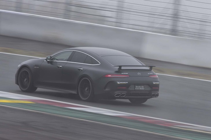 「AMG GT63 S 4MATIC＋」は、「AMGライドコントロール＋ エアサスペンション」を搭載。コーナリング時やブレーキング時にスプリングレートを瞬時に切り替え、俊敏なハンドリングを実現する。