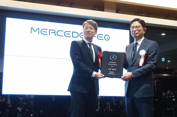 メルセデス・ベンツ日本の上野金太郎 代表取締役社長兼CEO（写真左）から盾を受け取る、シュテルン世田谷の板東徹行 代表取締役社長（同右）。