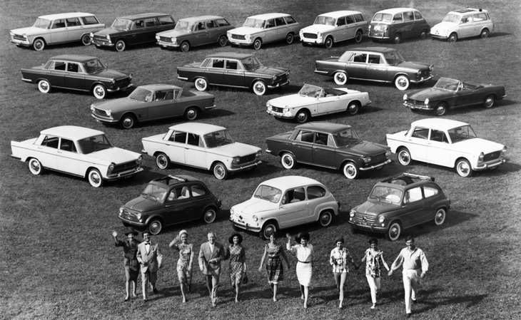 1963年ごろのフィアットのラインナップ。「500」「600」「1100」「1300／1500」「1800B／2300」などのベルリーナ（サルーン）とファミリアーレ（ワゴン）、さらにそれらをベースとしたクーペやコンバーチブルなども見える。