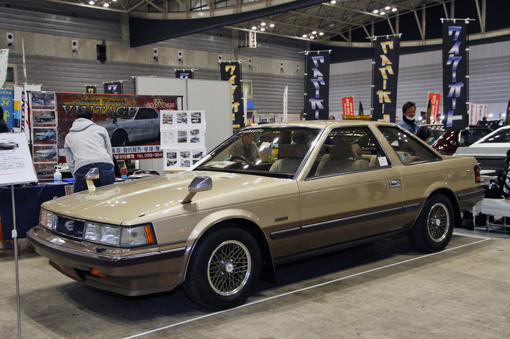 1982年「トヨタ・ソアラ2800GTエクストラ」。ゴールドのツートンカラーがゴージャスな、初代ソアラのデビュー時のトップグレード。フルオリジナルの未再生車で、5段MT仕様。