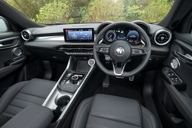 インテリアではシートカラーのラインナップ拡充がトピック。従来のブラック（写真）に加え、一部の仕様ではレッドも選べるようになった。後者を選んだ場合、ダッシュボードやドアパネル、センターアームレストにも赤いステッチが施される。