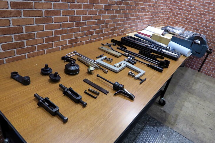 エンジンの分解や調整に用いる工具類。ここにあるのはほんの一部で、実際の作業では、さらに多くの専用工具を用いるという。