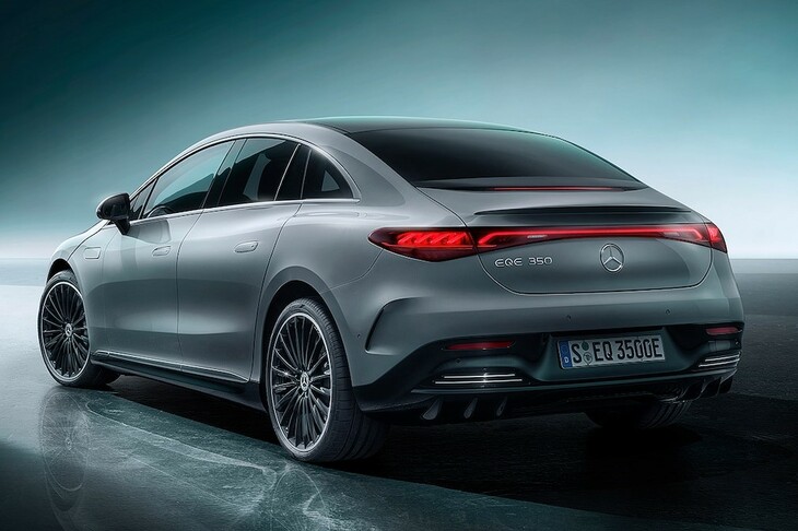 メルセデス・ベンツEQE／価格：6万3427ユーロ（約888万円）より／市場投入時期：2022年／「EQE」も兄貴分の「EQS」と同様、EV2プラットフォームを採用している。当面は容量90.6kWhのバッテリーを搭載する1機種のみが用意され、600kmを優に超える航続距離を実現。市場導入時には、最高出力210kW（286PS）の「EQE350」を設定する予定。
