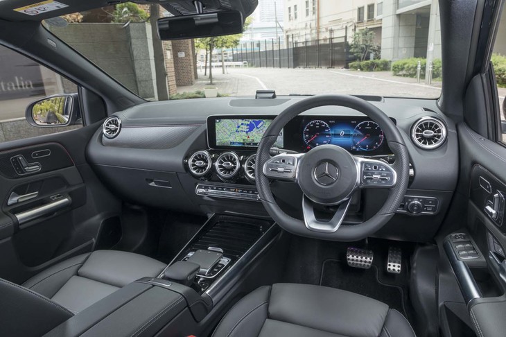 カーボン調のパネルやシルバーの加飾が目を引くインテリア。ハンドル位置は右のみとなる。