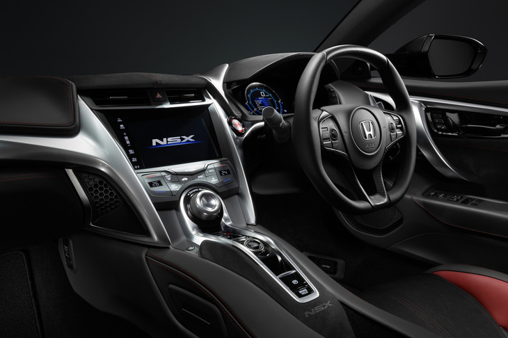 2代目「NSXタイプS」のインテリアで目を引く、上下がフラットになったステアリングホイールは、デビュー当初からのアイテム。ミドシップスーパーカーらしからぬ視界の良さも、新型NSXの持ち味だった。