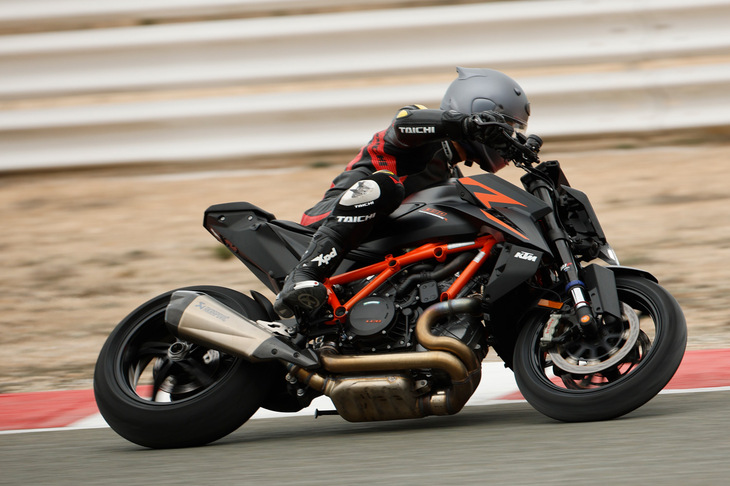 車両重量は200kg（燃料除く）と軽量。パワーウェイトレシオはおよそ1kg/PSと、ネイキッドモデルながらスーパースポーツに迫る数値となっている。