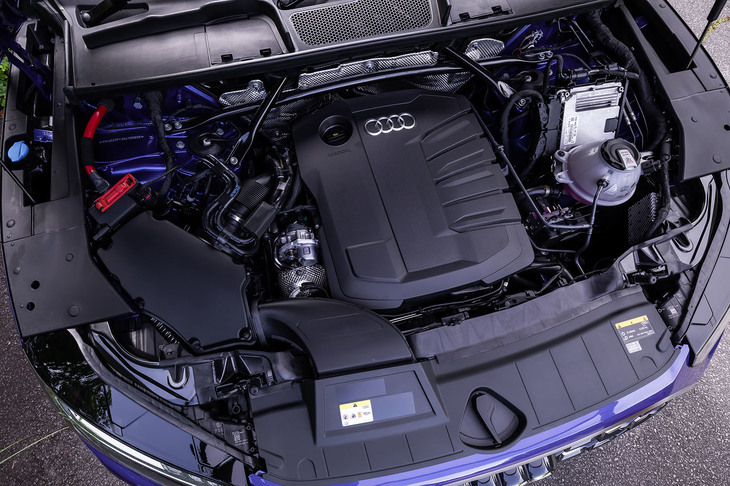 フロントに縦置きされる2リッター直4ディーゼルターボエンジンには、ベルト駆動式オルタネータースターター（BAS）と12Vのリチウムイオンバッテリーを用いたマイルドハイブリッドシステムが組み込まれている。最高出力204PS/3800-4200rpm、400N・m/1750-3250rpmを発生。