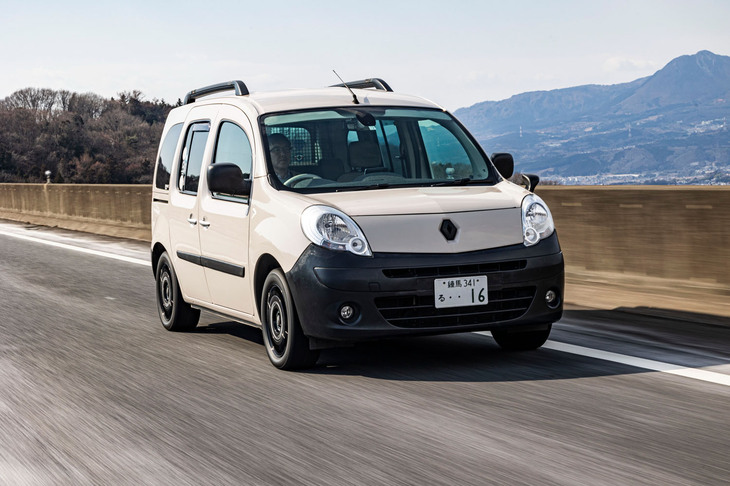 福田祐一郎さんは2012年に新車で「ルノー・カングー クルール」を購入。13年になる車歴で、これまでの走行距離は9万2000kmに及ぶ。車中泊やキャンプが快適で、かつ、MTで運転の楽しいクルマを探していたときにちょうどカングーの限定車が登場。「ベージュ カマルグ」の外板色に魅力を感じ、すぐに購入を決めたという。