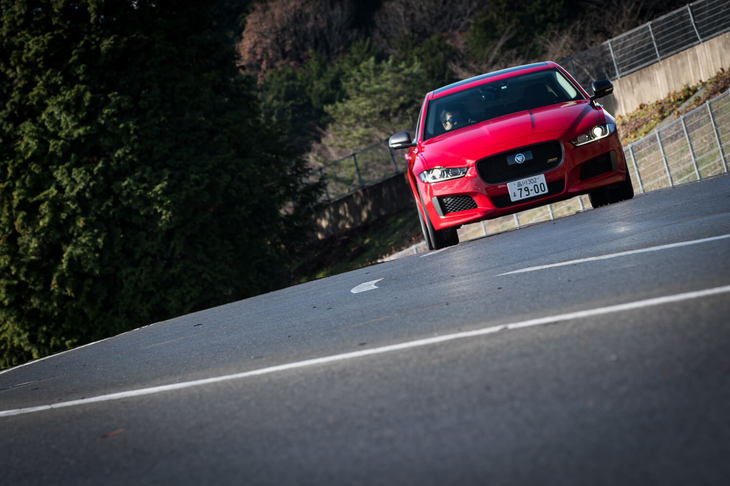 日本仕様ではFR車しか用意されない「300スポーツ」だが、海外では4WD車も用意されている。