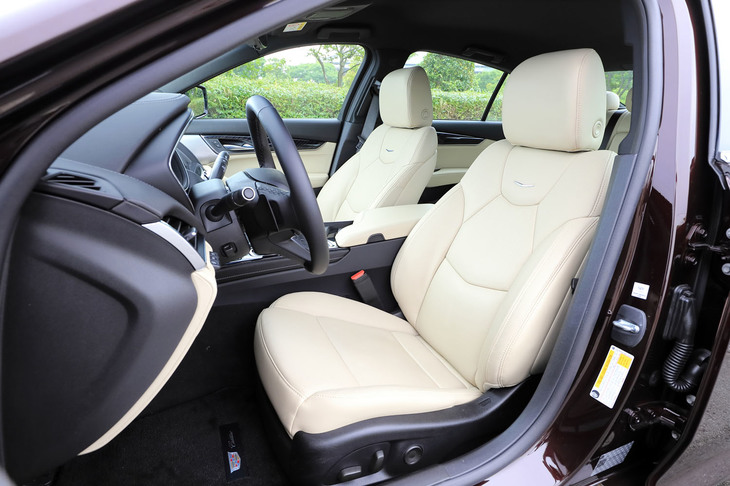 電動調整機構付きの本革シート。運転席には、歩行者などを検知すると振動してドライバーに知らせる「セーフティアラートシート」機能が搭載されている。