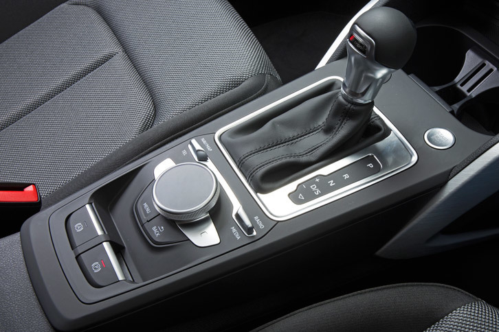 アウディQ2（センターコンソール）