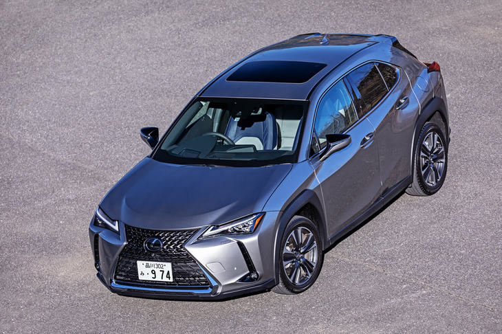 フロントグリルから後方に向かって複雑なラインで構成される「UX」のエクステリアデザイン。デザインのキーワードは「セキュア」で、これはSUVに備わる安心感や守られ感、力強さ、見晴らしの良さなどを意味するものだとレクサスは説明している。
