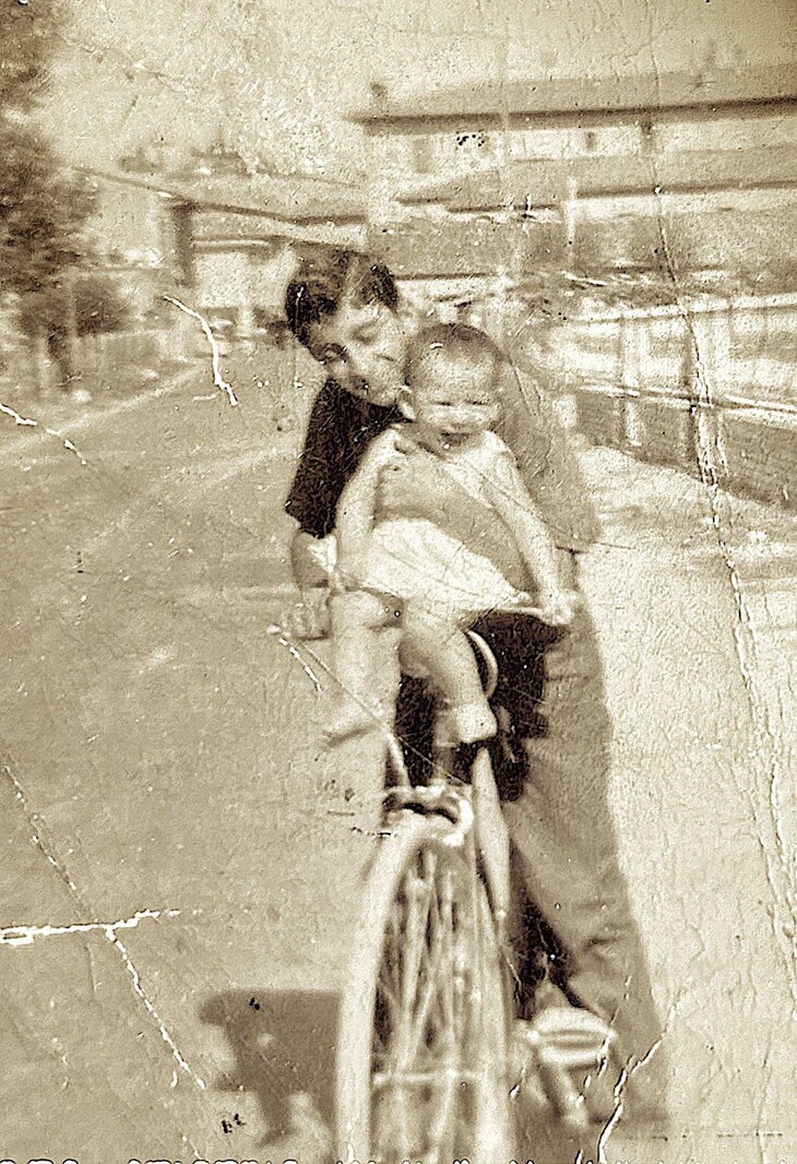 工場の片隅には昔日の写真が。ピーノさんが13歳年下のナターレさんを抱く、の図。