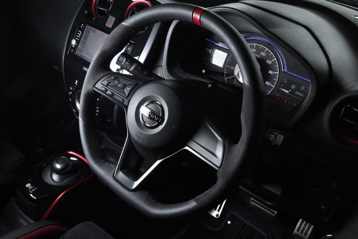 「ノート」の「NISMO」シリーズに共通して装備されるアルカンターラ巻きのステアリングホイール。赤いセンターマークとステッチ、ガンメタクロームの装飾が目を引く。