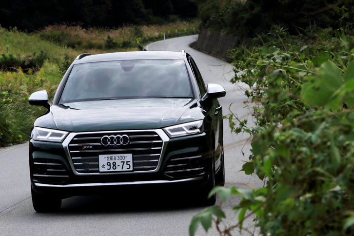 高性能モデルの「SQ5」は、専用形状のバンパーやフロントグリル、5ツインスポークのアルミホイールなどにより、デザインの上でも通常モデルとの差別化が図られている。