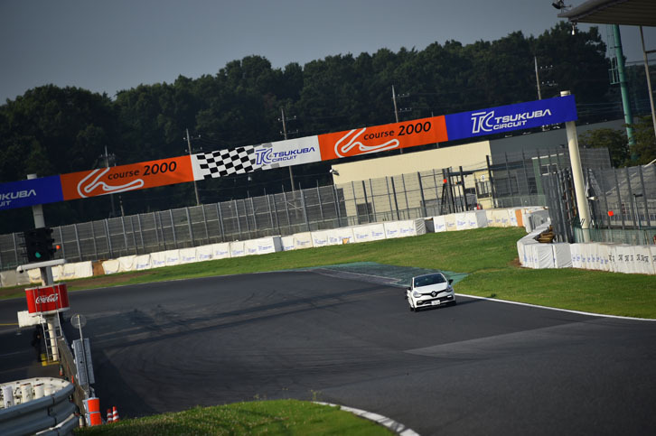 筑波サーキットのメインストレートを行く「ルーテシアR.S.トロフィー」。