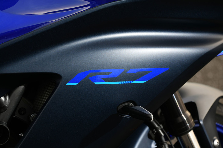 ミドルクラスに属するヤマハのスーパースポーツとしては、海外向けの「YZF-R6」も存在するが、そちらがサーキットでのパフォーマンスを突き詰めたモデルなのに対し、「R7」はライディングの楽しさに比重を置いている。