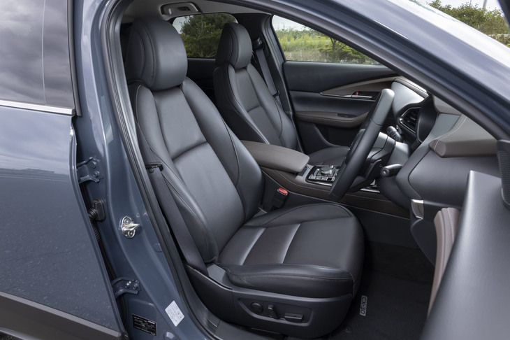 「Lパッケージ」に装備される本革シート。色は写真の「チャコール」と「ピュアホワイト」の2色が用意される。