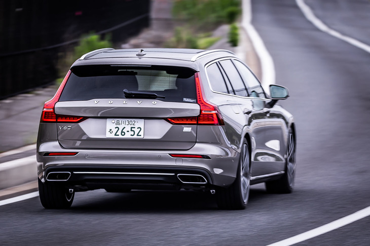 今回の試乗車両がまとっていた「ぺブルグレーメタリック」のボディーカラーは、9万2000円の有償色。これを含め「V60リチャージプラグインハイブリッドT6 AWDインスクリプション」では、全11色から外板色を選択できる。