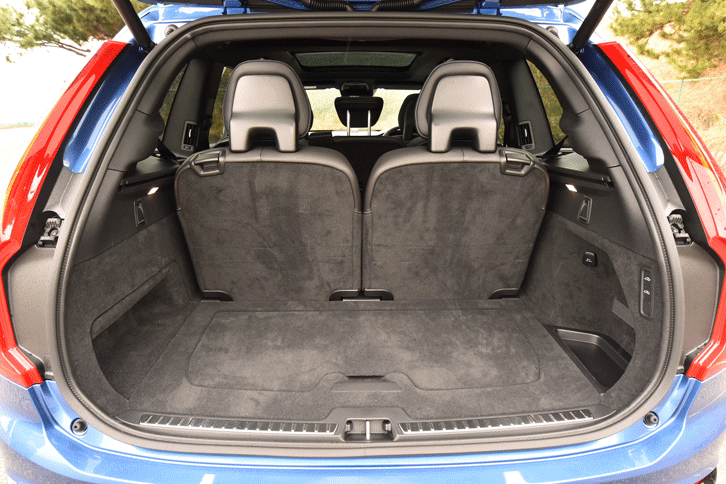 3列目シートは左右2分割、2列目シートは3分割可倒式となっており、ラゲッジルームの拡張が可能。エアサスペンション装着車には、荷物を載せおろしする際に車高を下げる機能も備わっている。（写真をクリックするとシートの倒れる様子が見られます）