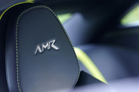 シートのヘッドレストには「AMR」ロゴの刺しゅうが施される。