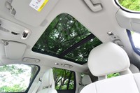 電動パノラマガラスサンルーフは23万円のオプション。チルトアップ機構付きで、装着車は車重が20kg重くなる。