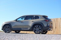 「CX-50」は「オンロードでの快適性と高い悪路走破性を両立させた」というマツダのクロスオーバーSUV。2021年11月に世界初公開されたのち、北米市場で展開されている。