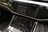 センターディスプレイは、インフォテインメントシステム用（上段）と空調システムおよび文字入力用（下段）の2段構成となっている。