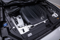 「CX-60 XDハイブリッド」に搭載される「e-SKYACTIV D」。最高出力254PS、最大トルク550N・mの3.3リッター直6ディーゼルターボに、同16.3PS、同153N・mの電気モーターを用いた48Vマイルドハイブリッドシステムが加わる。