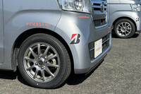 ブリヂストンプルービンググラウンドの総合路に並ぶ「N-BOX」のテスト車両。手前が「フィネッサHB01」の装着車、奥が「エコピアNH200C」の装着車で、いずれも155/64R14サイズのタイヤが組み合わされていた。