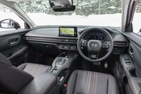 水平基調のダッシュボードは整理整頓されてすっきりとしている。ソフトパッドの使用面積が大きく上質だ。