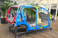 車両骨格については、サイドアウターパネル全体をハイテン材の厚板とすることでボディー剛性を高めるとともに、構造の合理化と部品点数の削減により、軽量化も実現している。