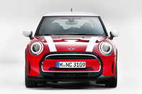 丸目2灯のヘッドランプも重要なデザイン要素。形はずいぶん変わったけれど、六角形のフロントグリルにも残されている。