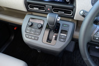 シフトセレクターはストレート式で、エアコンやリアクーラーの操作パネルと並んで整然と配置される。前席用のUSBポートはナビとセットで1つだけ装備される（この下のほうにある）。