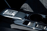 ガソリンエンジンモデルと同様に、「e-208／e-2008」にも新デザインのオートマチックセレクターが採用された