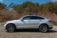 なだらかな弧を描くルーフラインが印象的なクーペスタイル。