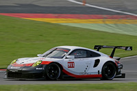 良好な前後バランスと、より強力なダウンフォースを得た「911 RSR」のハンドリングは、RRの「911」レーサーとはもはや別物。まるでフォーミュラのようだと田中氏は語る。