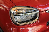 一部グレードに用意されるLEDヘッドランプ。「日」の字形のクロームメッキがハロゲンランプとの識別ポイントとなる。