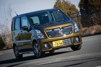 力強いエクステリアデザインが与えられる「ワゴンRスティングレー」。写真の試乗車はラインナップ中、唯一ターボエンジンが搭載される「ハイブリッドT」。