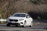 「BMW 2シリーズ グランクーペ」のラインナップに、2020年8月に追加設定された「218d」。試乗車は、なかでも最も廉価な「プレイ エディションジョイ＋」だった。