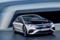 高級セダンの代名詞的存在である「Sクラス」に相当する、メルセデス・ベンツの新型BEV「EQS」。広々としたキャビンと短い前後オーバーハングが特徴となっている。