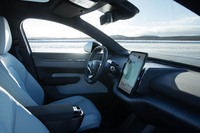 ダッシュボードにあるのはステアリングホイールと12.3インチの縦型センタースクリーンのみという潔さ。シンプルさを極めたために広く見えるという利点がある。