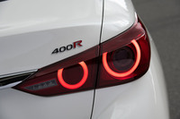 かつて「スカイライン」の象徴だった丸型の2連テールライト。「V35」（11代目）のデビュー時に廃止され、その後のマイナーチェンジで復活したものの、現行の「V37」で再び廃止。今回のマイナーチェンジで、再度の復活となった。