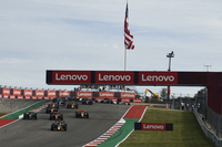 土曜日に行われたスプリントのスタート直後。急坂のターン1をトップで駆け抜けたのはレッドブルのフェルスタッペン（写真先頭）。2番手スタートだったフェラーリのシャルル・ルクレールは3位に落ち、代わってメルセデスのルイス・ハミルトンが2位に上がった。結局、19周を終えてもトップ3の順位は変わらず、フェルスタッペンは今季5回行われたスプリントで3勝、そのいずれでもポール・トゥ・ウィンを達成。過去11回のスプリントを振り返ると通算6勝を飾ったことになる。（Photo=Getty Images / Red Bull Content Pool）