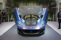 「マセラティGT2ストラダーレ」は、2シーターミドシップスポーツ「MC20」をベースとするレーシングマシン「マセラティGT2」のロードバージョンに位置づけられる。